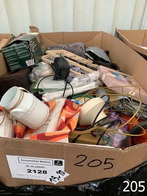 une boîte en carton remplie d'objets hétéroclites sur le sol