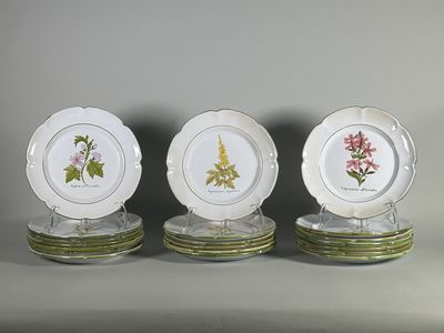 trois assiettes ornées de fleurs, empilées les unes sur les autres