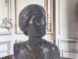 un buste de femme posé sur une table dans une pièce