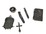 un grand nombre d'objets posés sur la table
