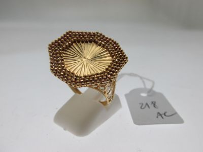 Gros plan sur une bague en or portant une étiquette