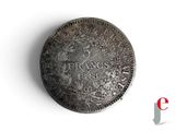 gros plan d'une pièce de monnaie sur une surface blanche