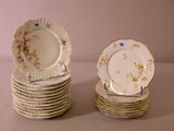 plusieurs assiettes empilées sur une table