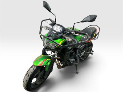 une moto verte et noire garée sur une surface blanche