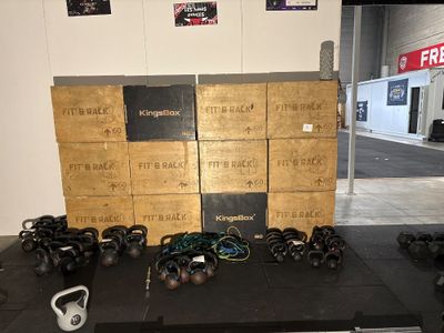 beaucoup de kettlebells par terre dans la salle de sport