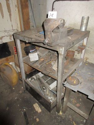 un vieil établi sur lequel sont posés de nombreux outils