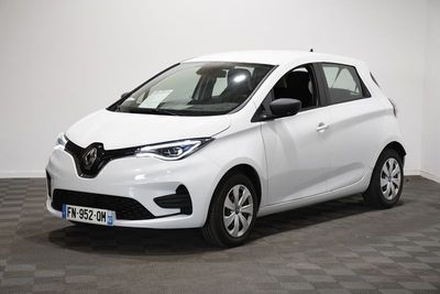 la photo d'une voiture blanche garée dans une pièce