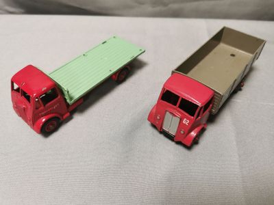 DINKY TOYS GB Camion tombereau GUY rouge et marron.