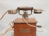 un téléphone à l'ancienne exposé sur une table