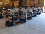des rangées de chaises dans un entrepôt, sur lesquelles sont empilées des cartons