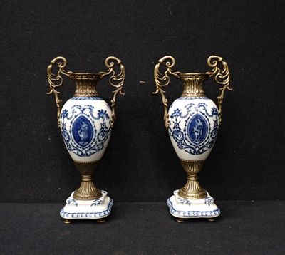 TOUSSICOURT : Paire de vases de forme balustre en céramique …