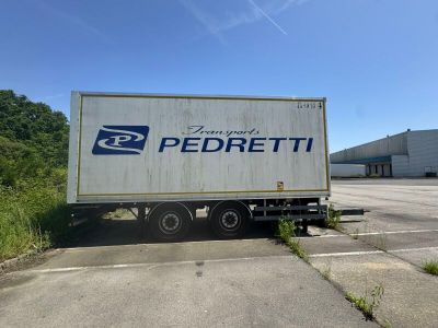 un camion garé sur le parking