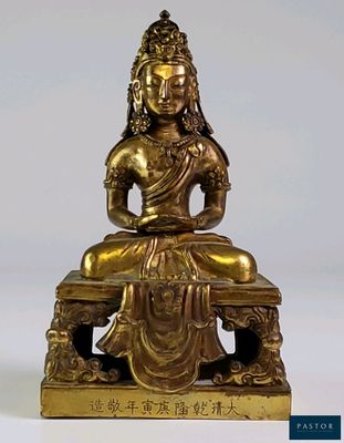 une image représentant une statue en or d'une personne assise sur un banc