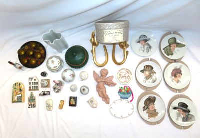 un grand nombre d'objets posés sur une table