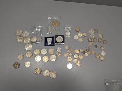 toutes ces pièces accrochées au mur