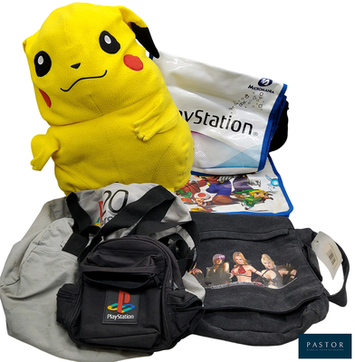 une peluche Pikachu assise à côté d'un sac et d'un sac à dos