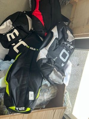 un carton rempli de vêtements et une paire de chaussures