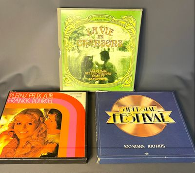 trois livres sont posés sur une table les uns à côté des autres