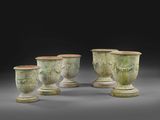 un groupe de quatre vases verts posés sur une table