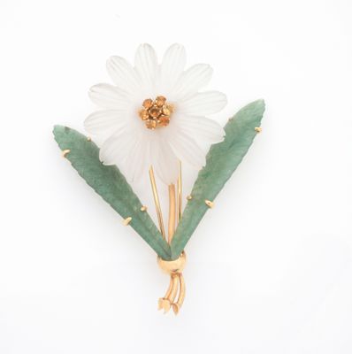 une fleur blanche avec des feuilles vertes sur un fond blanc