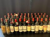 plusieurs bouteilles de vin posées sur une table