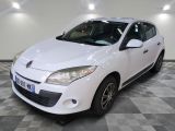 la photo d'une voiture blanche garée dans un garage