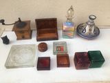 une table blanche sur laquelle sont disposés divers objets en verre