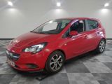 une voiture rouge garée sur le sol en damier d'un garage