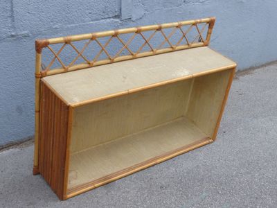 une étagère en bois surmontée d'une autre étagère