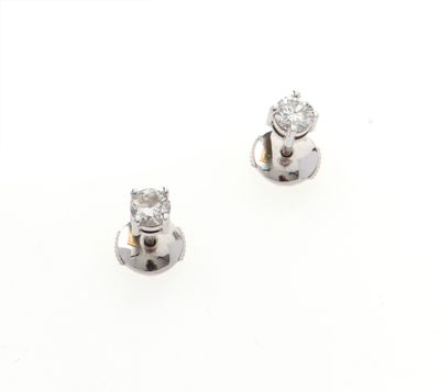 une paire de boucles d'oreilles en diamant sur fond blanc