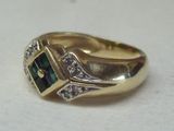 l'image d'une bague en or contenant une pierre verte