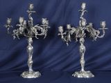 paire de bougeoirs plaqués argent ornés d'oiseaux et de fleurs