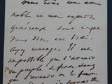 une feuille de papier écrite sur une table