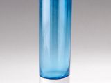 un verre bleu posé sur une table