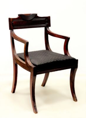 une chaise en bois avec une assise rembourrée noire