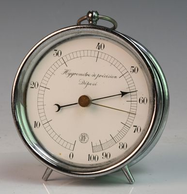 une horloge en argent avec un cadran blanc et des chiffres