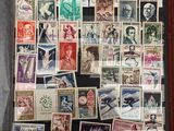 une exposition de timbres accrochée au mur de la pièce