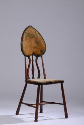 une image représentant une chaise avec une assise en bois posée sur une surface blanche