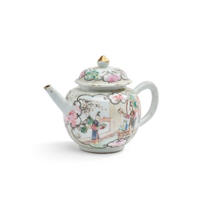 une théière avec un couvercle orné de fleurs