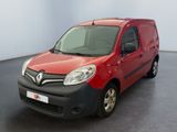 La camionnette rouge est garée dans une grande pièce au sol noir.
