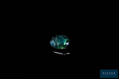 un gros plan d'un diamant vert sur fond noir