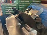 une machine posée sur un comptoir dans un magasin