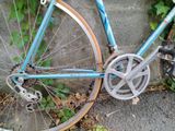 un vélo appuyé contre un mur dans la rue