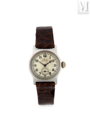 gros plan d'une montre-bracelet sur fond blanc