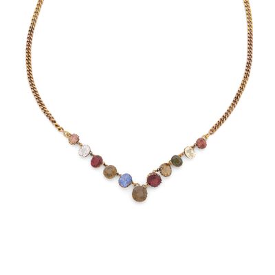 un collier en or avec des pierres multicolores montées sur une chaîne