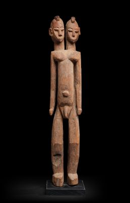 une statue représentant un homme et une femme debout l'un à côté de l'autre