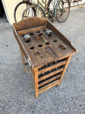 une caisse en bois contenant plusieurs bouteilles de vin