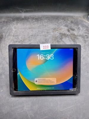 une tablette posée sur une table