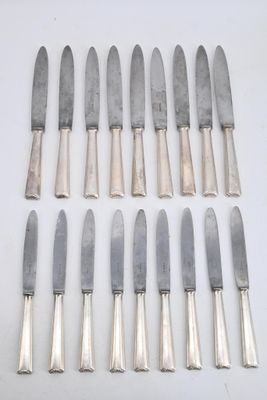 huit couteaux en métal argenté et six couteaux à manche en argent