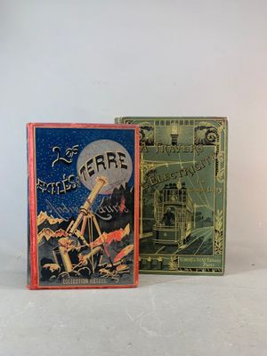 deux livres posés côte à côte sur une table